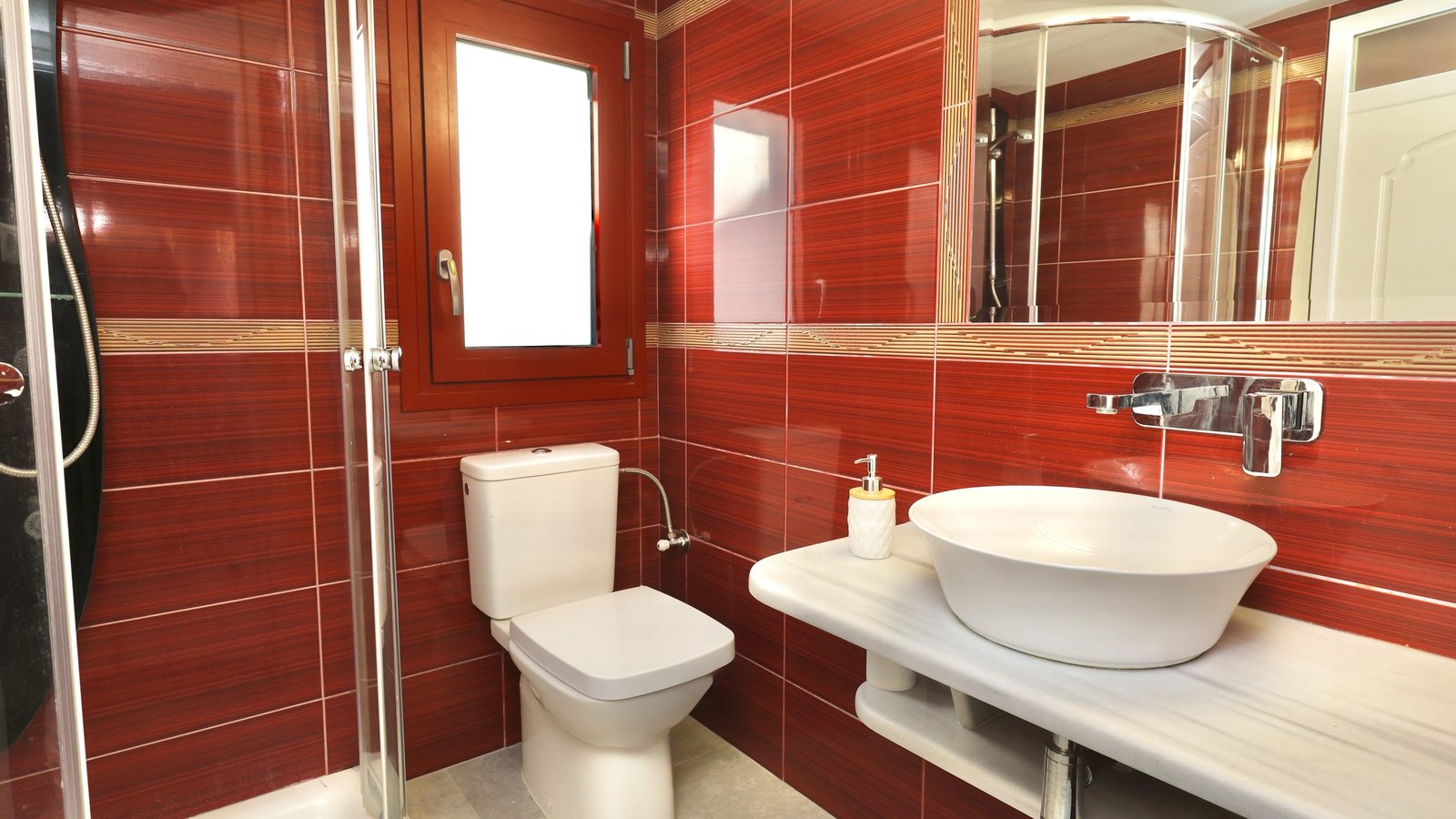 First ensuite bathroom