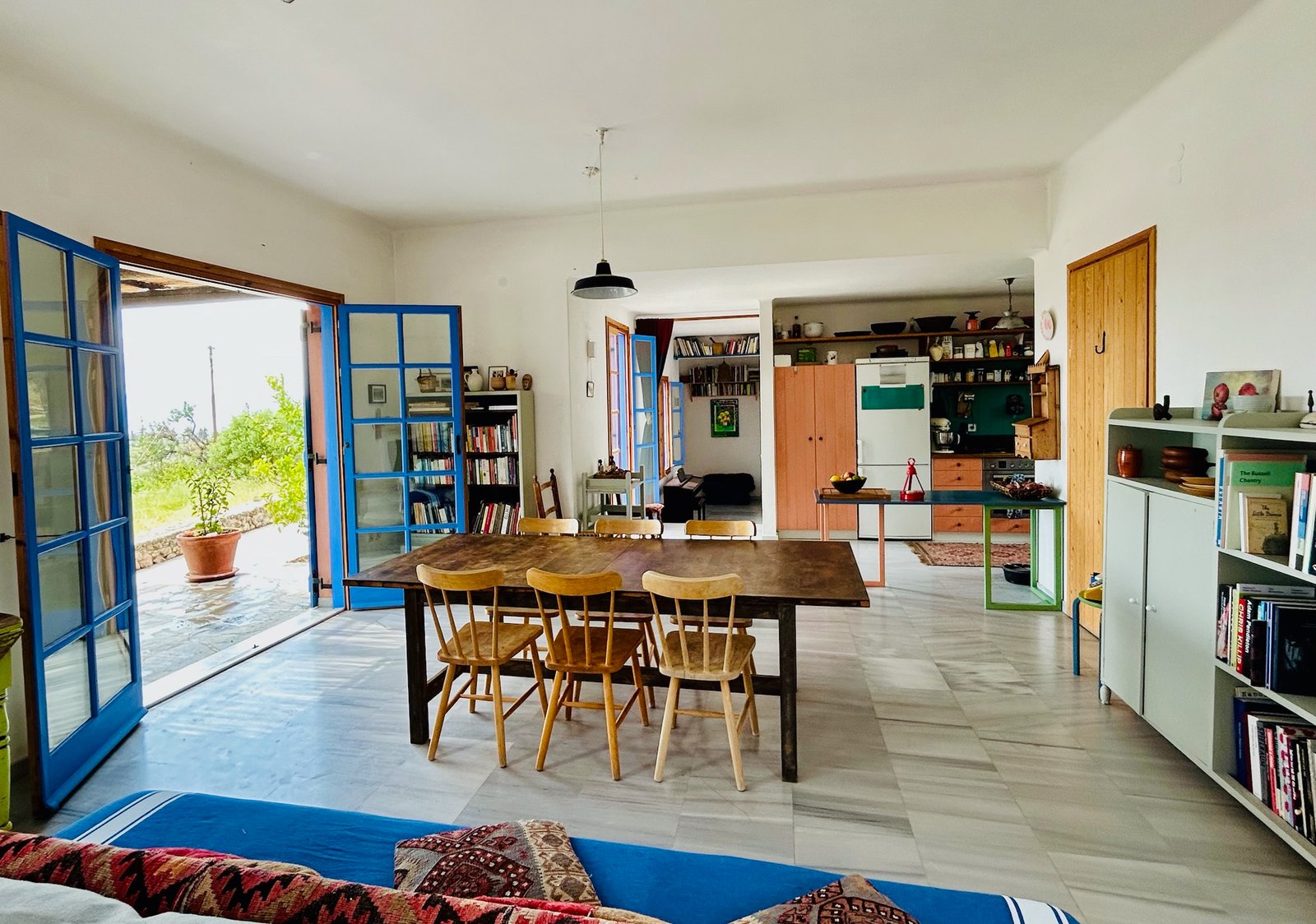 Overview of the dining table Open plan living area